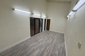 813 Brown Trl, Bedford, TX for lease Interior Photo- Image 2 of 15