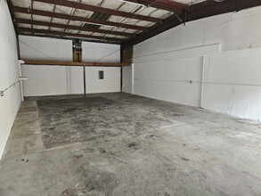 3033 NE 19th Dr, Gainesville, FL for lease Interior Photo- Image 2 of 3