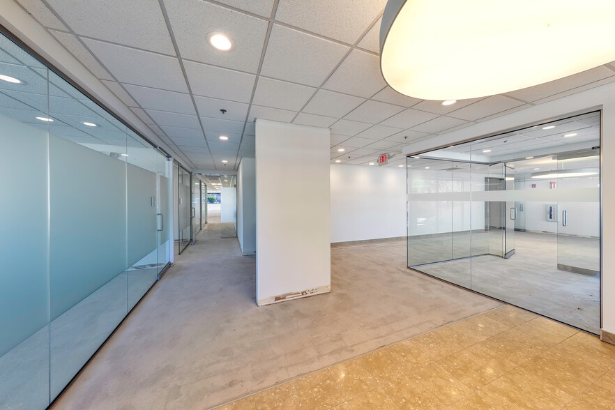 941-969 Parkview Blvd, Lombard, IL for lease - Lobby - Image 3 of 9