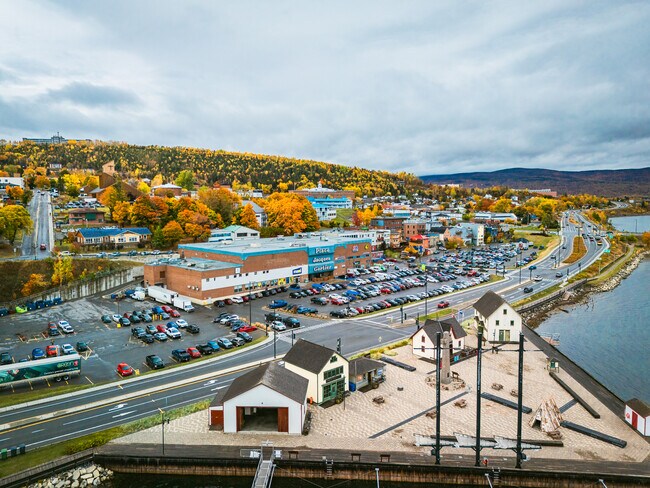 Plus de détails pour 167 Rue De La Reine, Gaspé, QC - Commerce de détail à louer