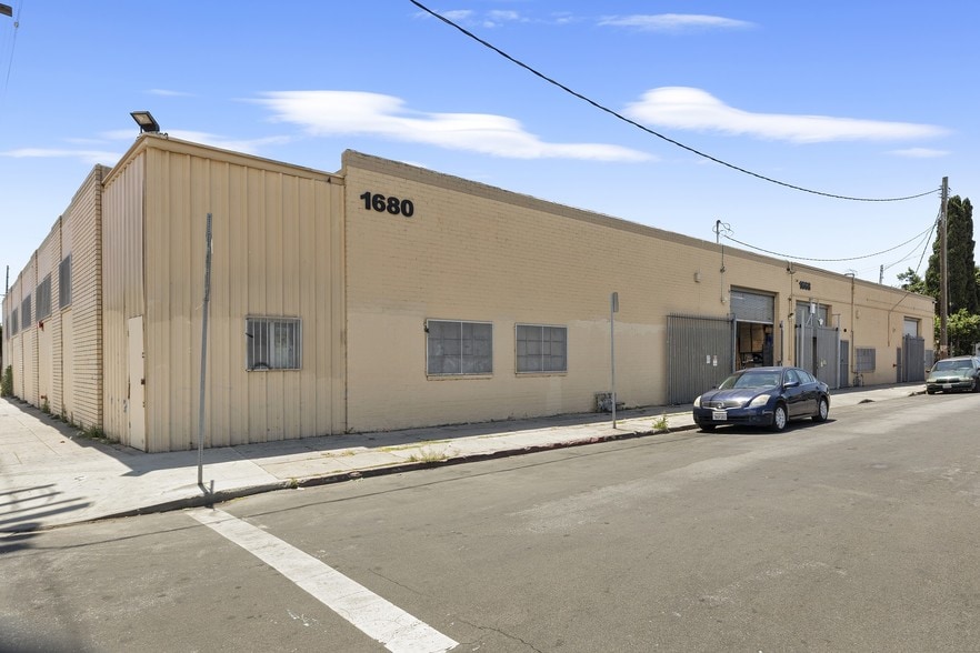 1668 E 40th Pl, Los Angeles, CA for lease - Primary Photo - Image 1 of 9