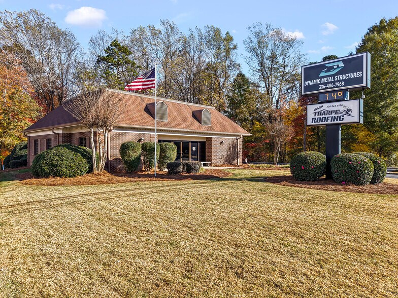 1001 S State St, Yadkinville, NC à vendre - Photo du bâtiment - Image 1 de 1
