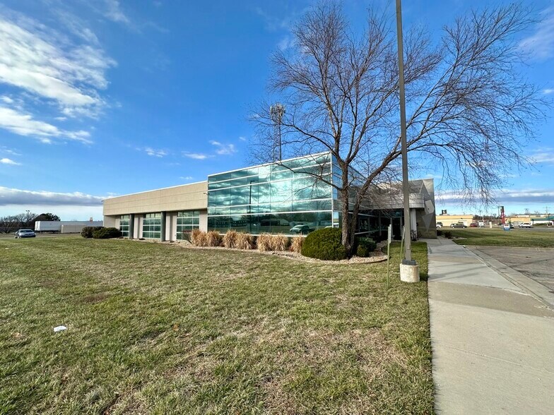 2121 SW Chelsea Dr, Topeka, KS à vendre - Photo du bâtiment - Image 2 de 17