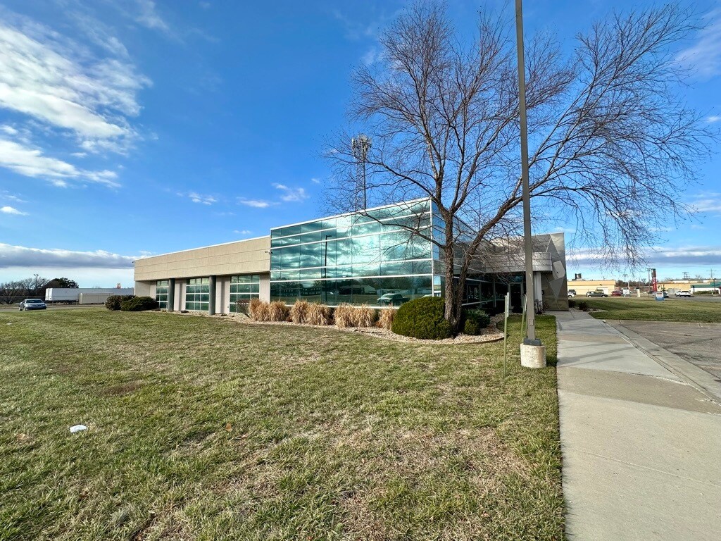 2121 SW Chelsea Dr, Topeka, KS à louer Photo du bâtiment- Image 1 de 15
