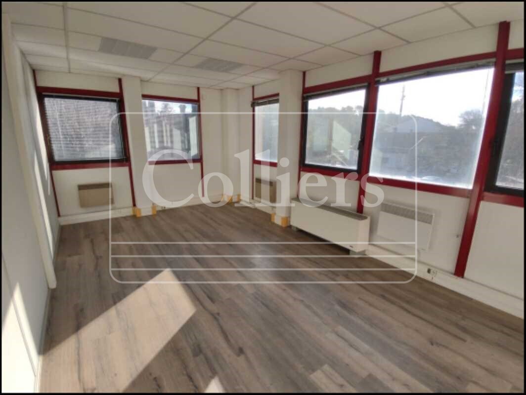 Office in Meyreuil for lease Interior Photo- Image 1 of 6