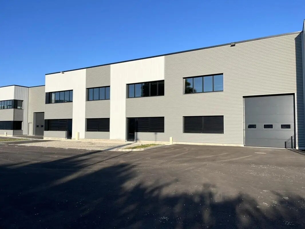 Office in OULLINS-PIERRE-BÉNITE for lease Building Photo- Image 1 of 17