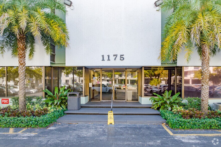 1175 NE 125th St, North Miami, FL à louer - Photo du bâtiment - Image 3 de 9