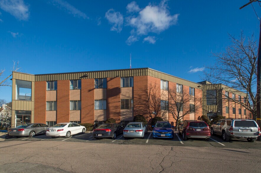 21 Highland Cir, Needham, MA à louer - Photo du bâtiment - Image 1 de 4