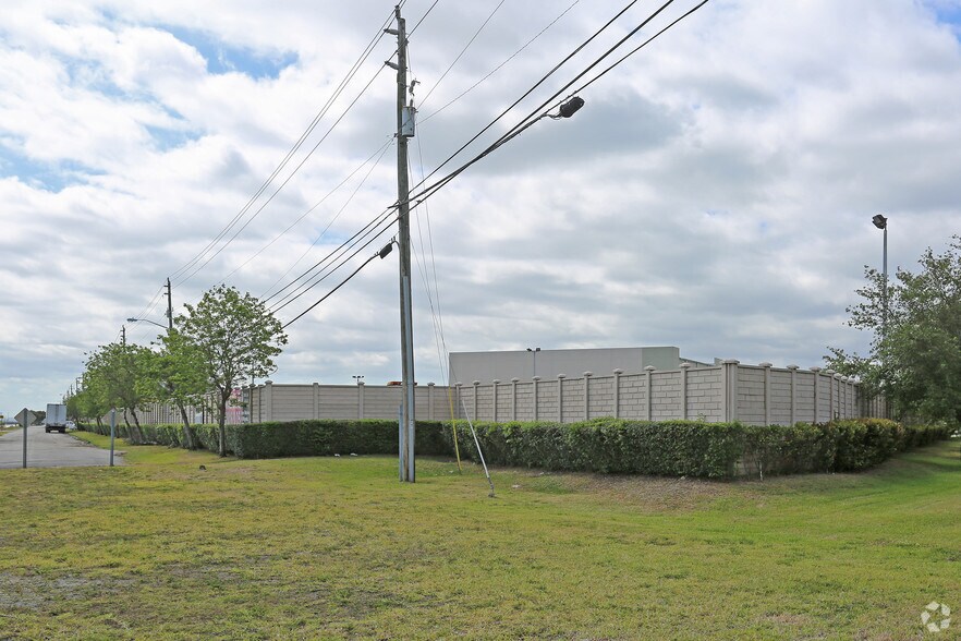 12710 NW South River Dr, Medley, FL à louer - Photo du bâtiment - Image 3 de 3