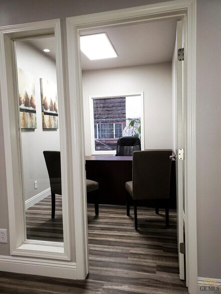 430 18th St, Bakersfield, CA à louer - Photo intérieure - Image 2 de 7