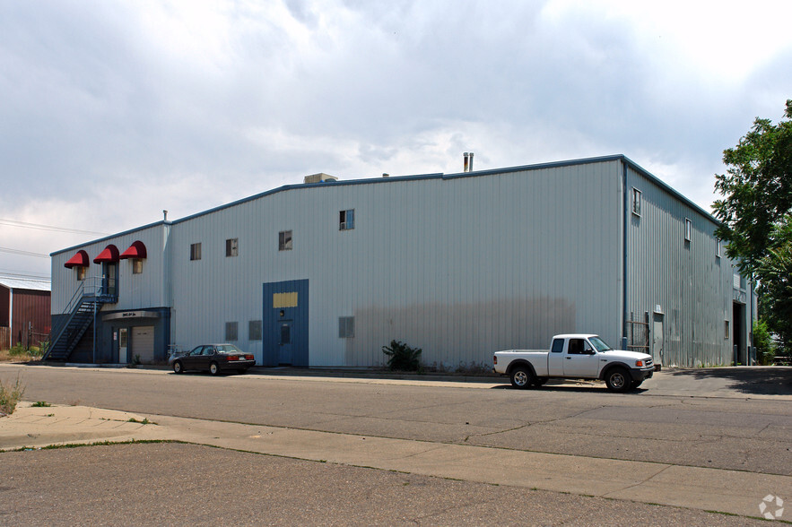 Warehouse Building With Yard For SALE portefeuille de 2 propriétés à vendre sur LoopNet.ca - Photo principale - Image 1 de 1