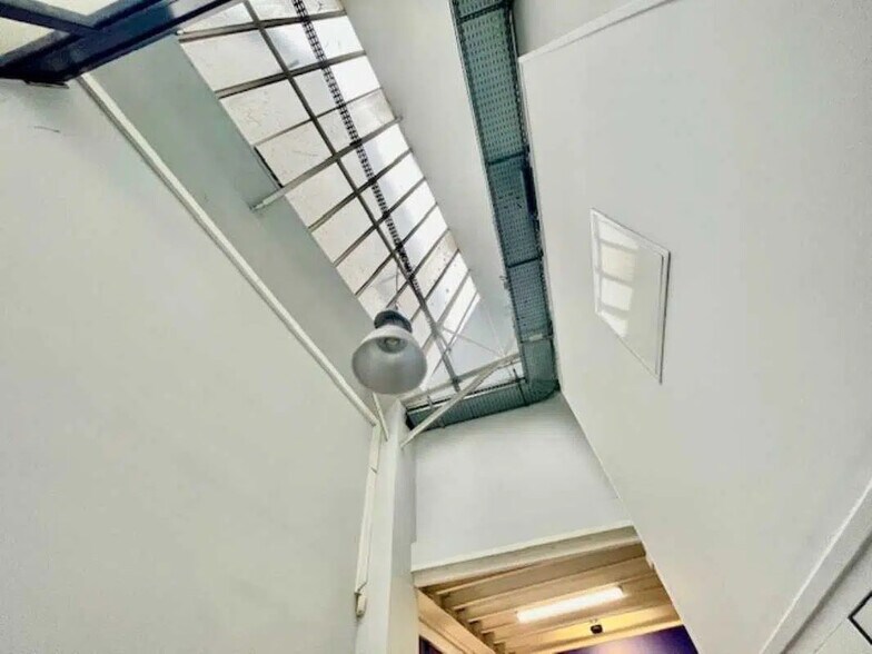 Office in Montreuil for lease - Interior Photo - Image 3 of 12