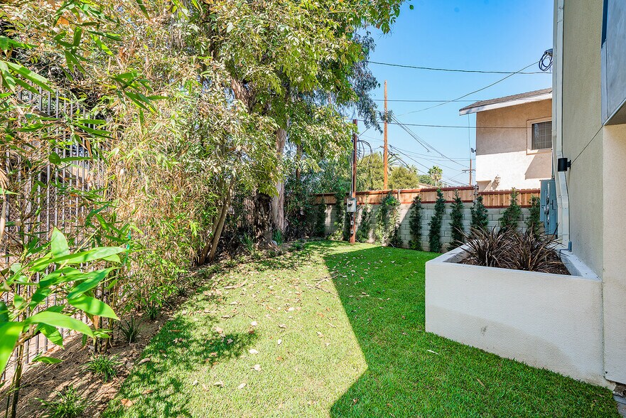 739 N Mariposa Ave, Los Angeles, CA à vendre - Photo du bâtiment - Image 3 de 7