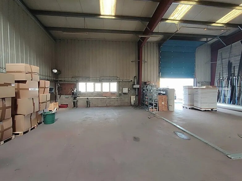 Flex in Bourgoin-Jallieu for lease - Interior Photo - Image 2 of 5