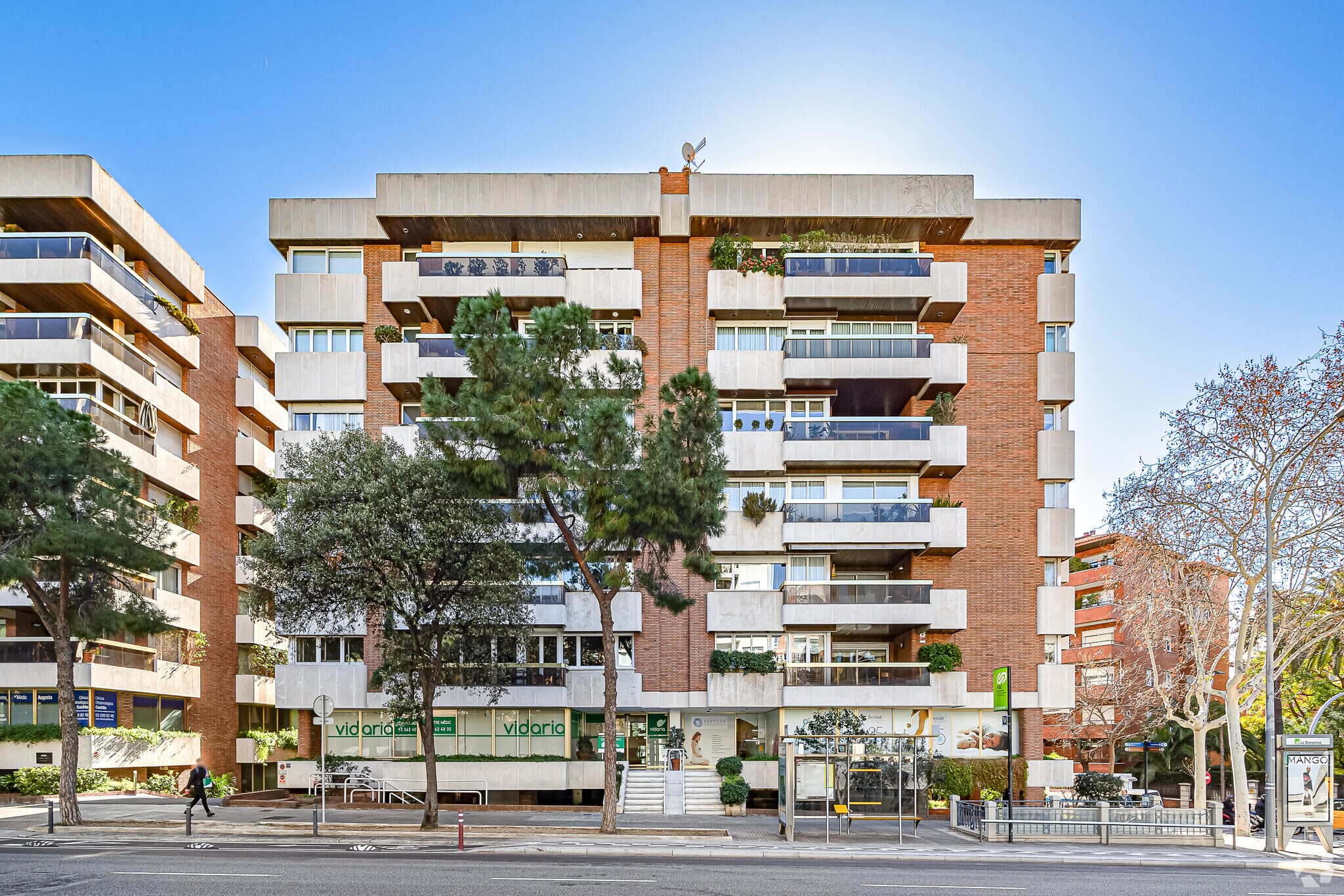 Office/Retail in Barcelona, Barcelona for lease Primary Photo- Image 1 of 4