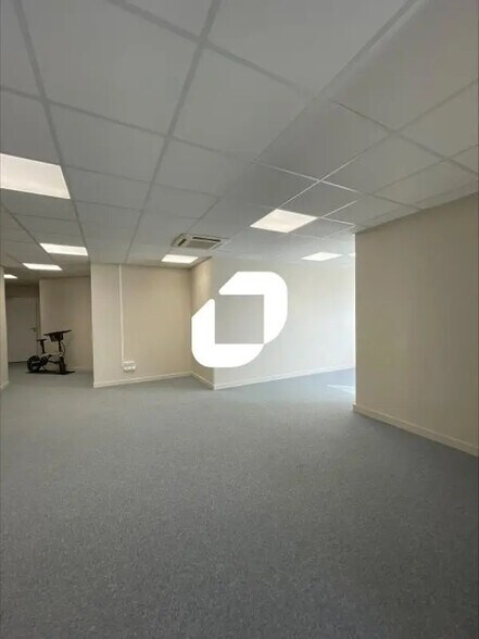 Office in Grenoble for lease - Interior Photo - Image 2 of 8