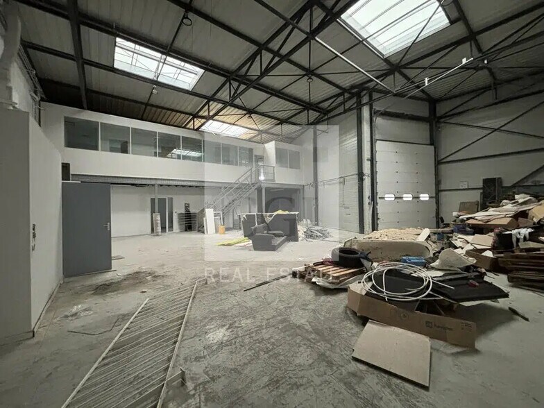 Office in Saint-Priest for lease - Interior Photo - Image 2 of 10