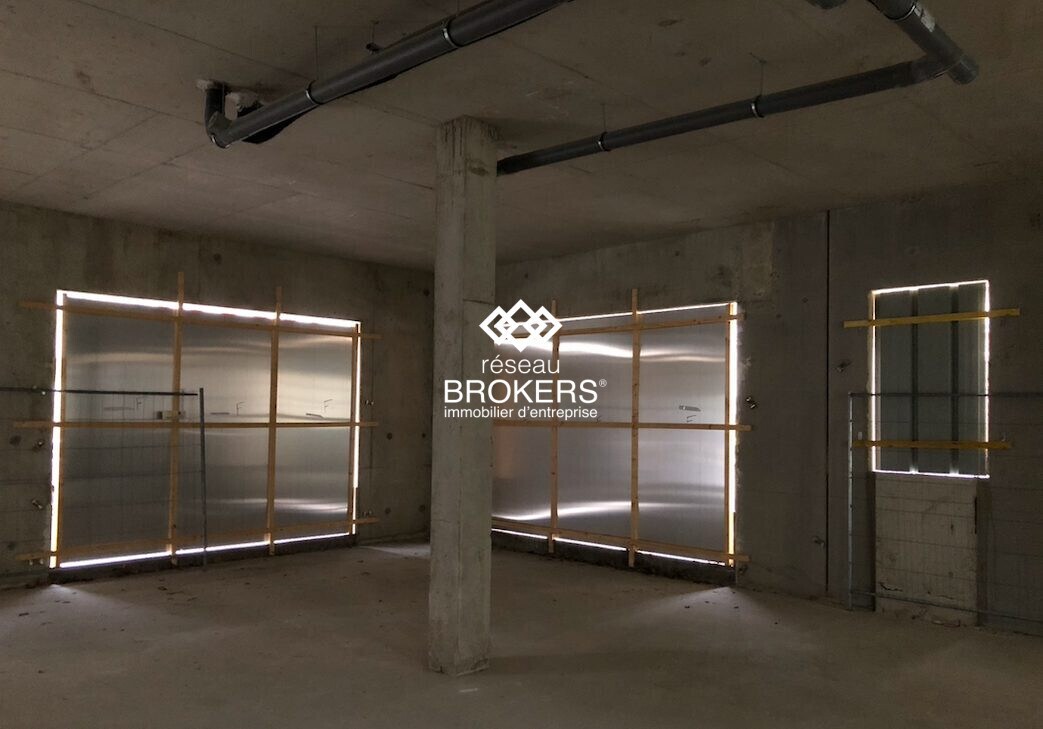 Retail in Pontoise for lease Building Photo- Image 1 of 4