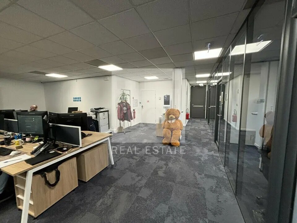 Office in Bron for lease Interior Photo- Image 1 of 17