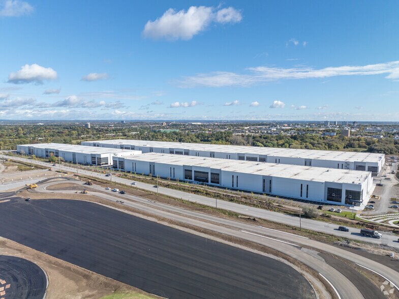 321 Church St S, Ajax, ON à louer - Photo du bâtiment - Image 2 de 2