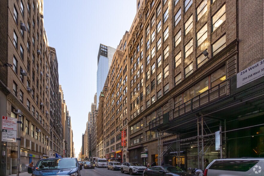 240 W 35th St, New York, NY à louer - Photo du bâtiment - Image 2 de 7