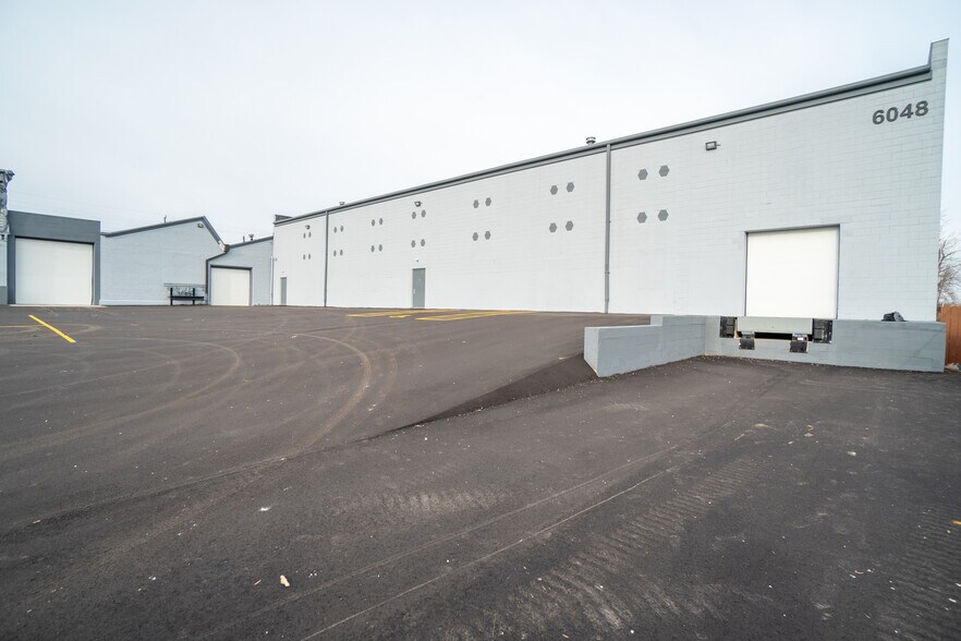 6048 W Beloit Rd, Milwaukee, WI à louer - Photo du bâtiment - Image 3 de 8