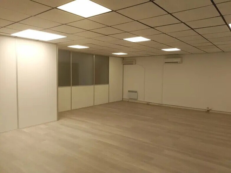 Office in Marseille for lease - Interior Photo - Image 3 of 6
