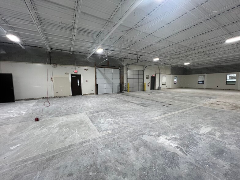 200 Rittenhouse Cir, Bristol, PA à louer - Photo du bâtiment - Image 2 de 8