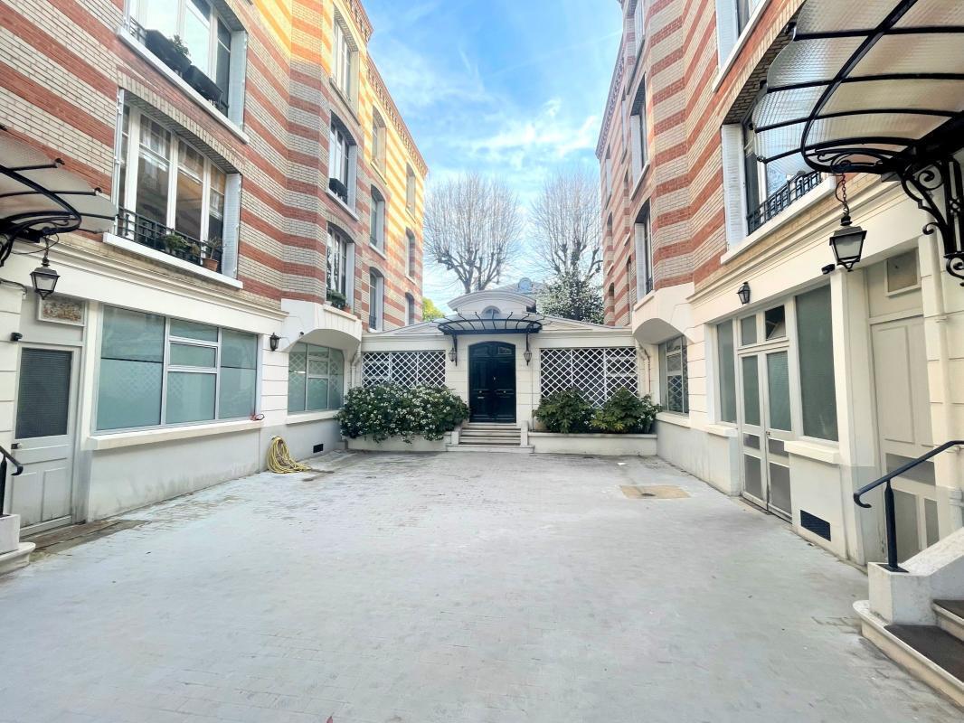 Retail in Neuilly-sur-Seine for sale Building Photo- Image 1 of 12