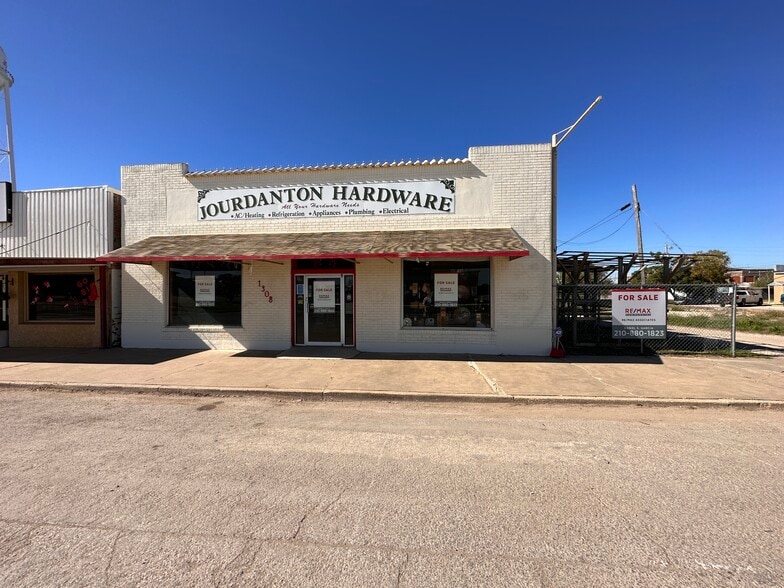 1308 Simmons Ave, Jourdanton, TX for sale - Building Photo - Image 2 of 12