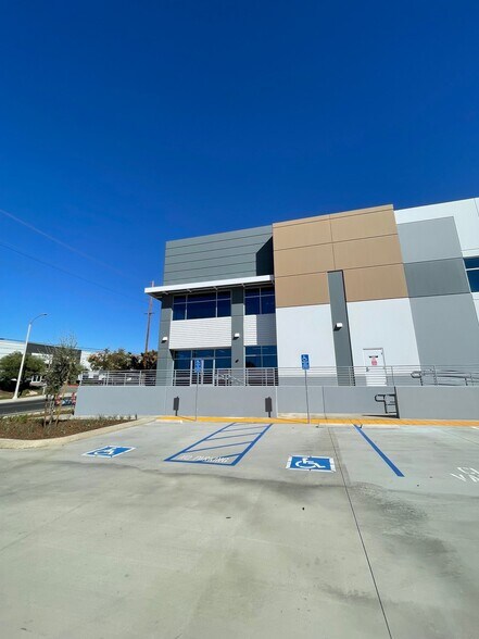 980 Marlborough Ave, Riverside, CA à louer - Photo du bâtiment - Image 2 de 20