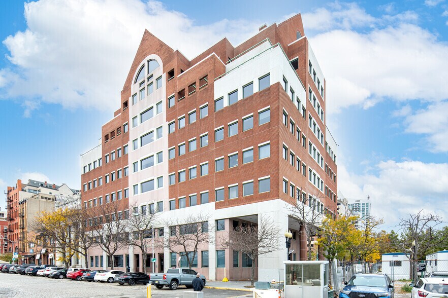 2 Hudson Pl, Hoboken, NJ à louer - Photo du bâtiment - Image 3 de 4