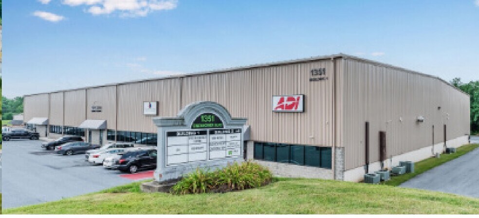 1351 Eisenhower Blvd, Harrisburg, PA à louer - Photo du bâtiment - Image 1 de 8