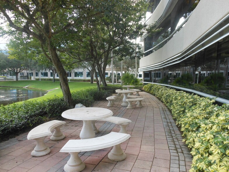 100 Paramount Dr, Sarasota, FL for lease - Building Photo - Image 3 of 14