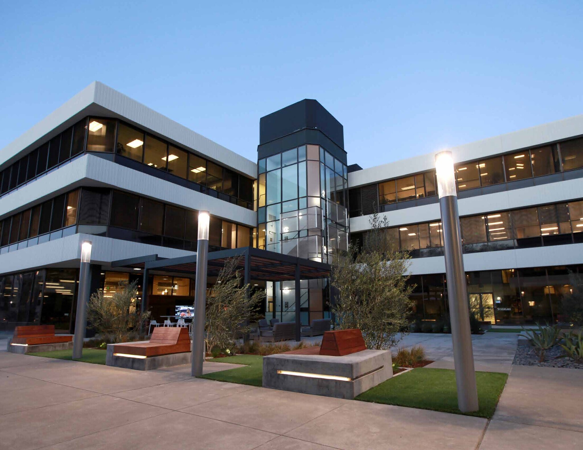 10050 N Wolfe Rd, Cupertino, CA à louer Photo du bâtiment- Image 1 de 7
