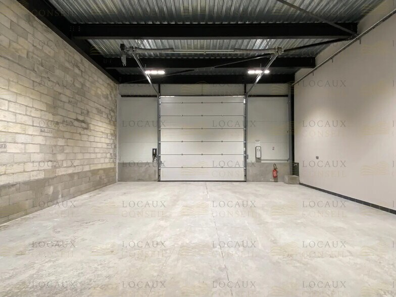 Flex in Les Pavillons-sous-Bois for lease - Interior Photo - Image 2 of 14