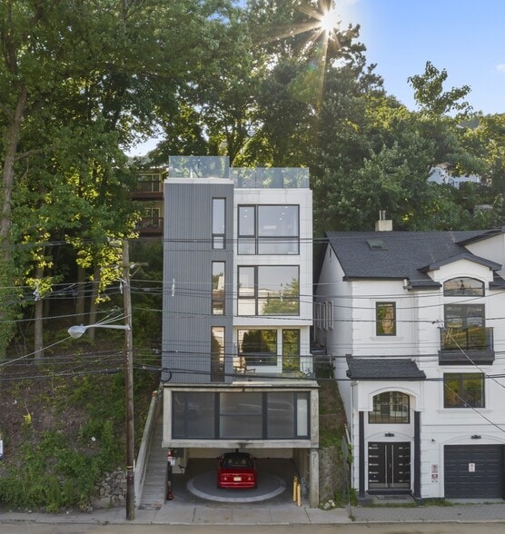 1076 River Rd, Edgewater, NJ for sale - Primary Photo - Image 1 of 11