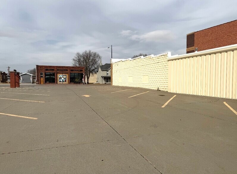 217 E 8th St, Cozad, NE à vendre - Photo du bâtiment - Image 3 de 24