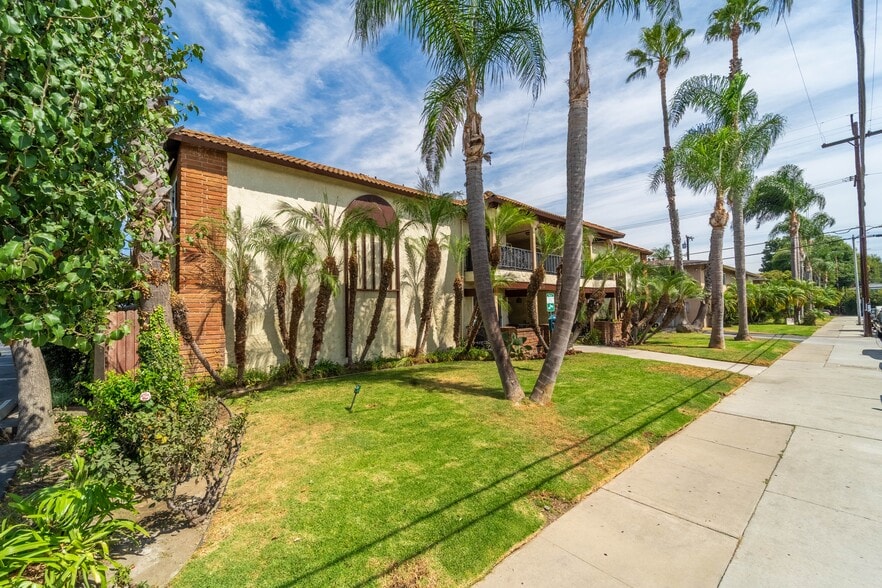 2221 E Lenita Ln, Santa Ana, CA à vendre - Photo du bâtiment - Image 1 de 8