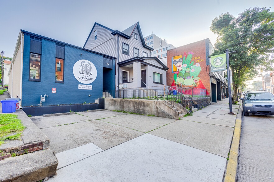 745 E Warrington Ave, Pittsburgh, PA for lease - Building Photo - Image 2 of 31
