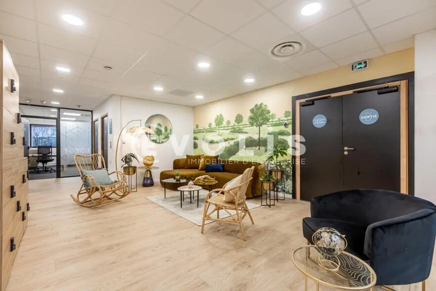 Office in Élancourt for lease - Lobby - Image 2 of 12