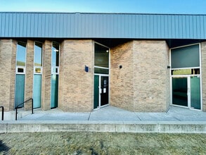 7058 Farrell Rd SE, Calgary, AB à louer Photo intérieure- Image 2 de 21