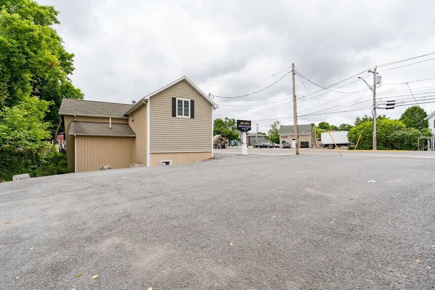 708 James St, Clayton, NY à vendre - Photo du bâtiment - Image 3 de 48