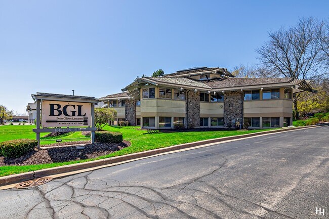 Plus de détails pour 970 McHenry Ave, Crystal Lake, IL - Bureau à vendre