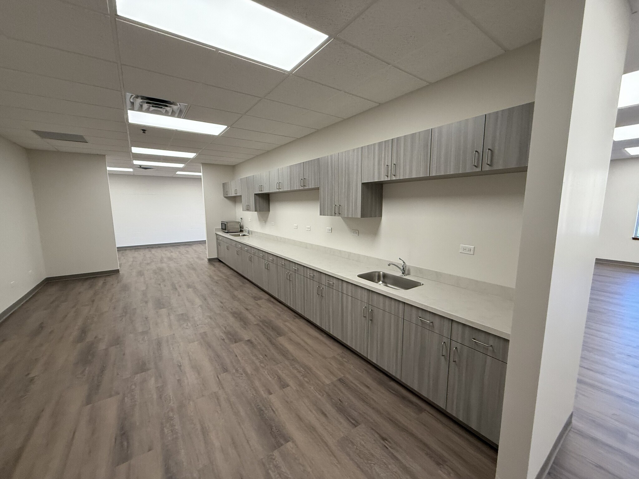 6721 W 73rd St, Bedford Park, IL for lease Interior Photo- Image 1 of 9