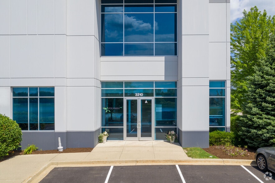 3210 Oak Grove Ave, Waukegan, IL à louer - Photo du bâtiment - Image 3 de 8