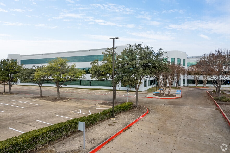 2200 E President George Bush Hwy, Richardson, TX à louer - Photo du bâtiment - Image 2 de 15