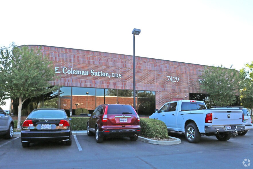 7429 N 1st St, Fresno, CA à vendre - Photo du bâtiment - Image 2 de 11