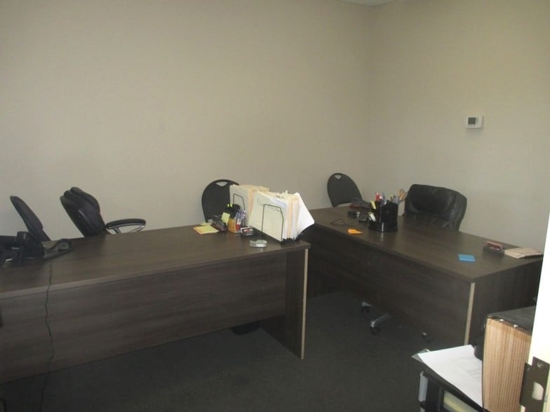 4807 32nd St SE, Calgary, AB for lease - Interior Photo - Image 3 of 22