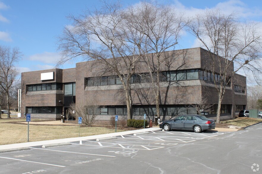 1227 Fern Ridge Pky, Creve Coeur, MO for lease - Building Photo - Image 2 of 13